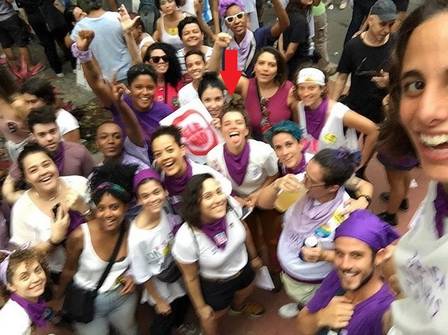Bruna com os amigos na manifestação (Crédito: Reprodução/Instagram)