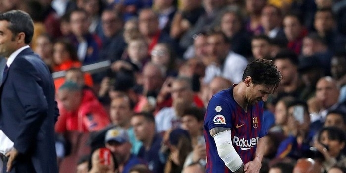 Messi cai sobre o braço, fratura e desfalca o Barça por 3 semanas