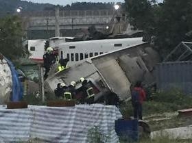 Trem descarrila em Taiwan e deixa 17 mortos e 100 feridos