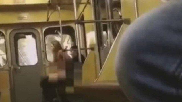Casal faz sexo em metrô na Rússia (Crédito: Reprodução)