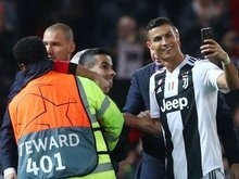 Cristiano Ronaldo tira selfie com torcedor que invadiu o gramado