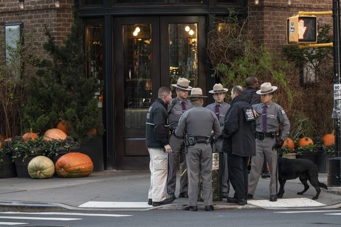 Policiais se reúnem em frente ao restaurante do ator (Crédito: Getty Images America Do Norte / AFP)