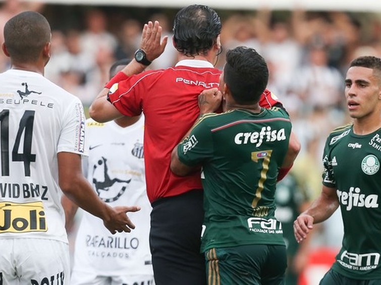 Dudu terá que pagar R$ 25 mil por ter empurrado árbitro em jogo