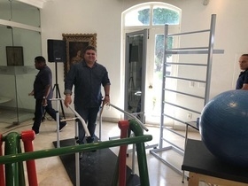 Prefeito recebe equipamentos de fisioterapia para o município
