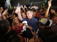 Ciro Gomes desembarca no Brasil, mas não fala sobre segundo turno