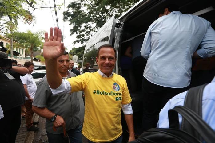 Doria chegou ao colégio na zona oeste com camiseta #BolsoDoria (Crédito: TIAGO QUEIROZ/ESTADÃO)