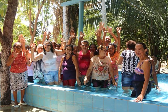 Curtindo uma piscina (Crédito: Aristeu Carvalho)