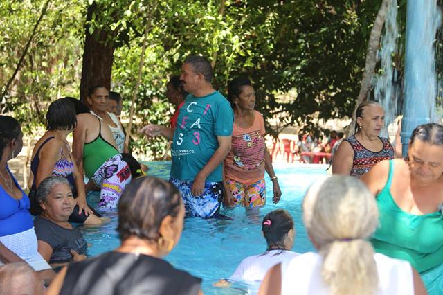 Idosos refrescando o calor (Crédito: Aristeu Carvalho)