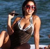 Em Miami, Anitta curte passeio em iate e acena para os paparazzi