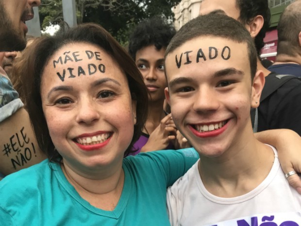 Advogada escreve "mãe de viado" na testa para apoiar filho gay