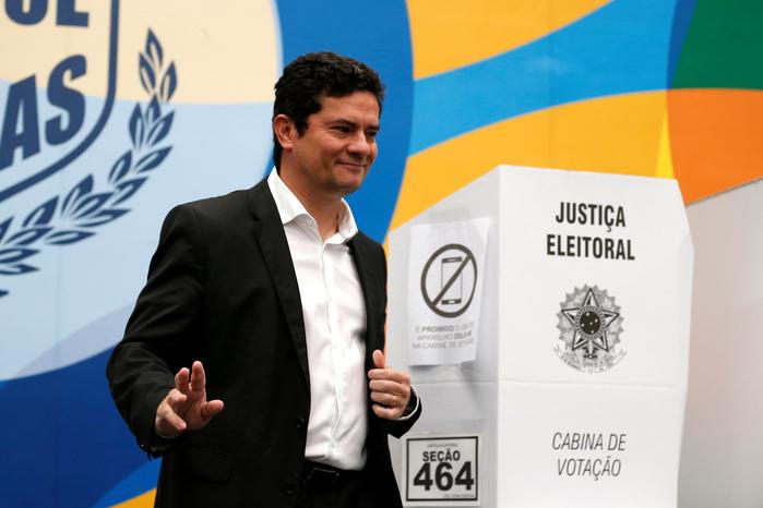 O juiz da Lava Jato, Sergio Moro, vota em Curitiba (Crédito: Rodolfo Buhrer/Reuters)