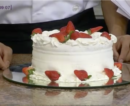 Aprenda como preparar uma deliciosa Torta de morangos com chantilly