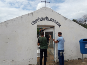 Sec. Mun. Agricultura Instala rede de água em Cemitério