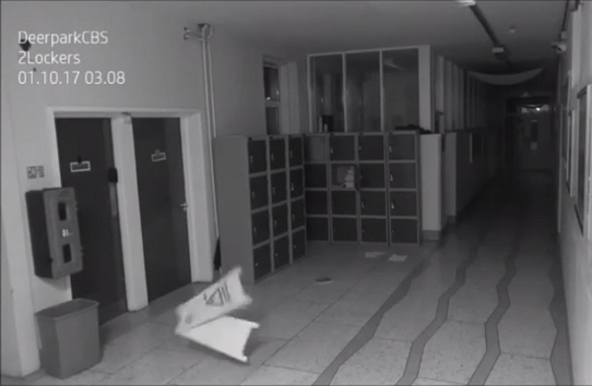 Câmeras noturna de movimento captam atividade inexplicada em escola