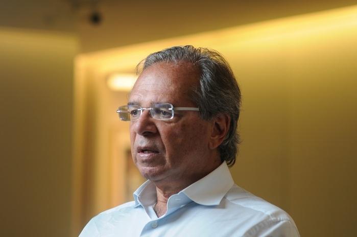 Paulo Guedes deu entrevista à revista Veja e defendeu Bolsonaro (Crédito: Folhapress/Valor/Claudio Belli)