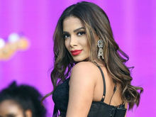 Anitta fala sobre beijo em cantor: 'Sigo sem conhecer o cara'