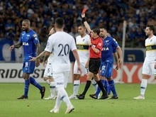 Dedé se sente perseguido pela arbitragem e vê influência política