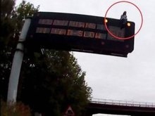 Homem sobe em placa luminosa de trânsito para 'admirar a vista'