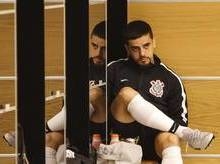 Após improviso, Corinthians espera por Fagner em decisão