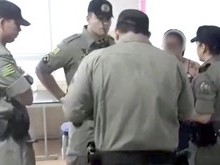 Mesária é presa por usar broche contra candidato em Goiânia