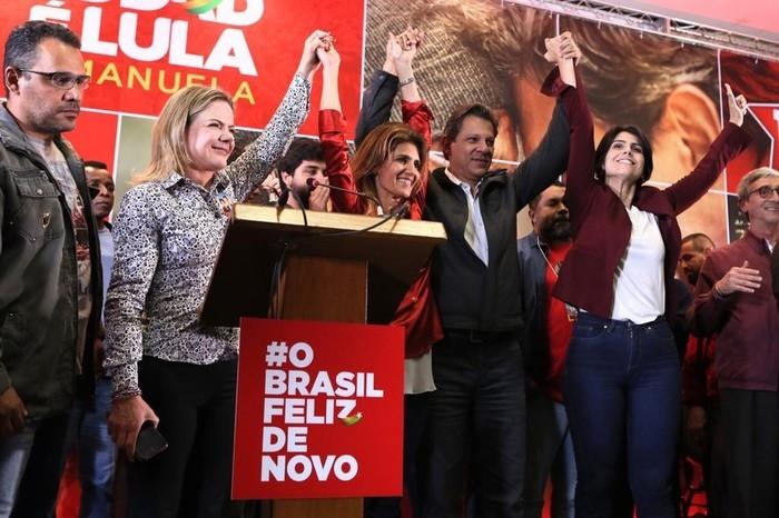  O candidato do PT à Presidência, Fernando Haddad, comemora ida ao segundo turno ao lado de aliados  (Crédito: Celso Tavares/G1 )