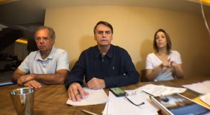  O candidato do PSL à Presidência, Jair Bolsonaro, durante uma transmissão ao vivo no Facebook na noite deste domingo (7) (Crédito: Reprodução )