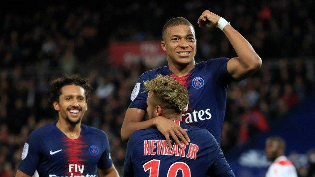 Mbappé comemora com Neymar Foto: (Crédito: GONZALO FUENTES / REUTERS)