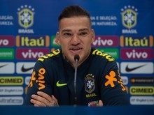 Titular da Seleção contra a Arábia, Ederson brinca sobre bermudas