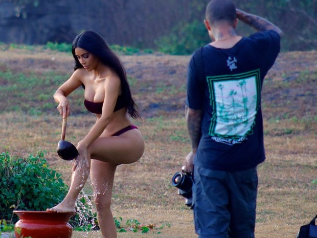 Com direito à banho de concha, Kim Kardashian posa para ensaio