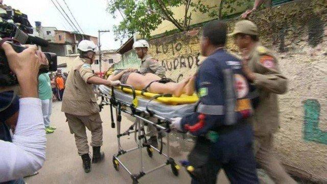 Vítima resgatada com vida dos escombros (Crédito: TV Globo / Reprodução)