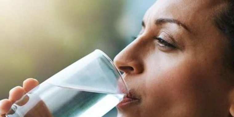 10 efeitos colaterais que beber água em excesso pode causar