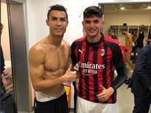 Jogador tieta Cristiano Ronaldo e zagueiro aparece pelado no fundo