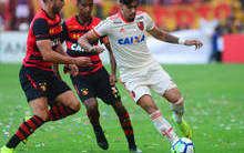 Flamengo vence com um a menos e volta a sonhar com título