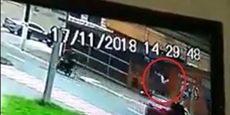 Motociclista "voa" e gira 5 vezes no ar após atingir carro em SP
