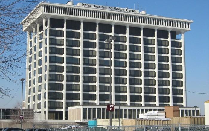 O prédio do Mercy Hospital and Medical Center, em Chicago (Crédito: xnatedawgx/Wikimedia Commons )