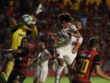 Berrío e Ribeiro entram a mil e Flamengo renasce após expulsão