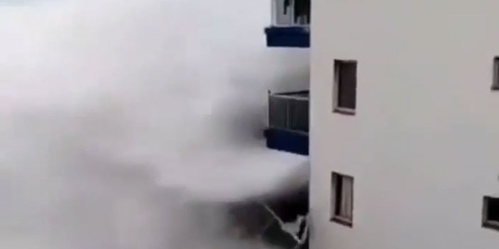 Ondas gigantes derrubam varandas de prédio de Tenerife
