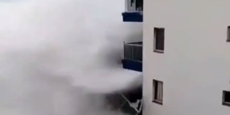 Ondas gigantes derrubam varandas de prédio de Tenerife