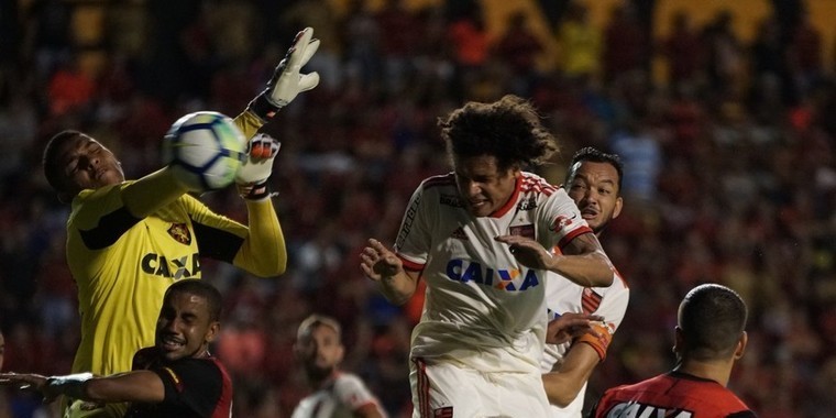 Berrío e Ribeiro entram a mil e Flamengo renasce após expulsão