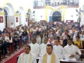Monsenhor Gil recebe o novo padre com a presença do arcebispo