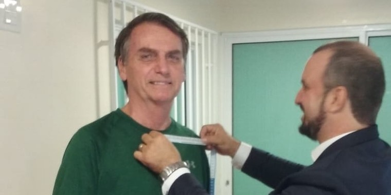 Alfaiate tira medidas de Bolsonaro para o terno da posse em janeiro