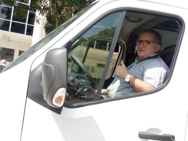 Prefeito recebe van para transporte de pacientes
