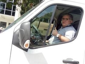 Prefeito recebe van para transporte de pacientes