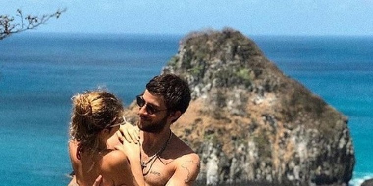 Chay Suede e Laura Neiva reatam namoro durante férias em Noronha