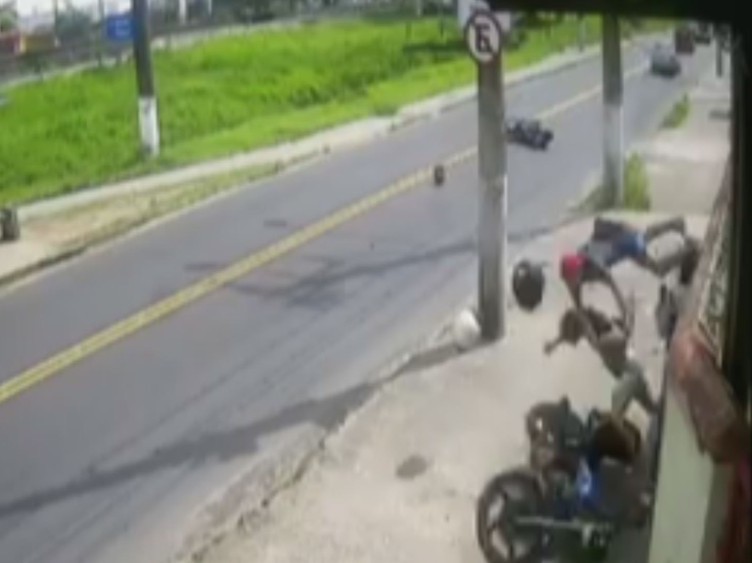 Motociclista e garupa "voam" após fechada e colisão em poste