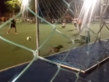 Cachorro 'defende' pênalti em partida de liga amadora; veja vídeo