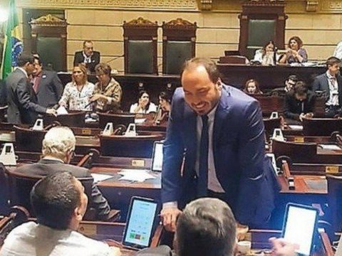 Carlos Bolsonaro reassume mandato com seguranças particulares