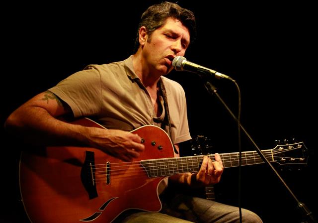 Leoni é considerado o principal compositor da banda Kid Abelha
