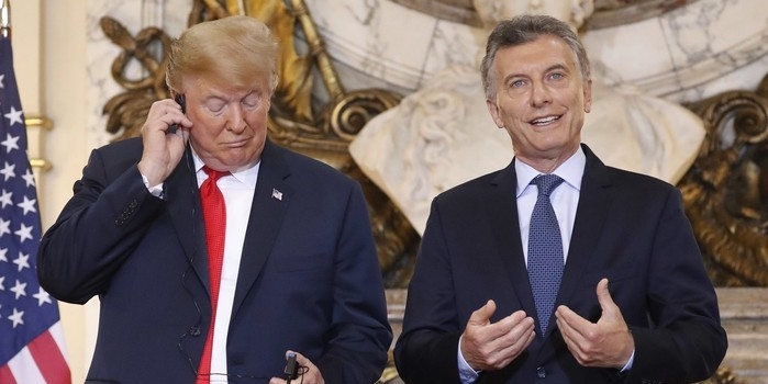 Donald Trump se irrita com tradução simultânea e joga fone no chão