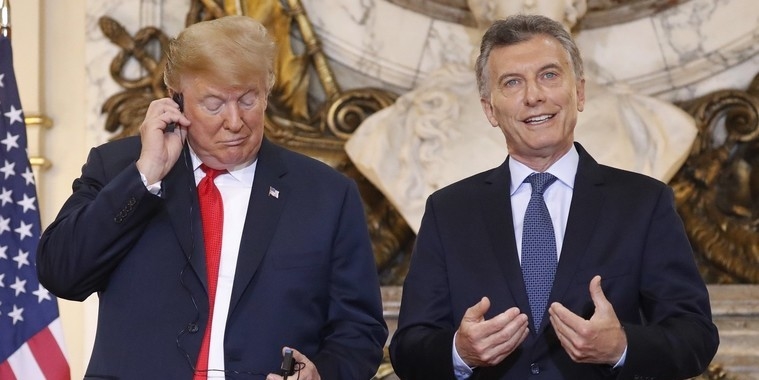 Donald Trump se irrita com tradução simultânea e joga fone no chão
